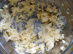 把软化的黄油用打蛋器打至顺滑，分两次加入细砂糖，打发到颜色变浅，体积变大。