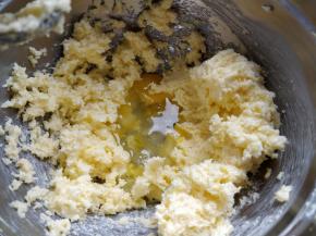 分三次加入打散的蛋液，每次都搅打到完全融合，再加入下一次，直至没有水油分离的状态。