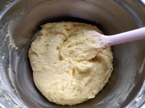 将低筋粉和泡打粉混合过筛后，倒入黄油中拌匀。