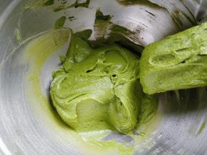 将面糊大致分成两份，其中一份加入抹茶酱，搅匀。