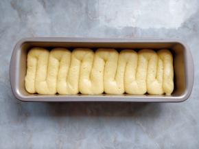 再把剩余的原色面糊挤在蜜豆上，表面用刮刀抹成两边稍高，中间稍凹的样子。