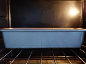 放入预热好的烤箱中层，上下火180度烤50分钟左右。