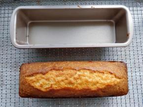 倒扣脱模即可。 晾凉好的磅蛋糕，可以直接吃，也可以用保鲜膜包裹好，在阴凉处静置2-3天，会更加好吃。也有在表面刷酒糖液，能使蛋糕体湿润更有风味。