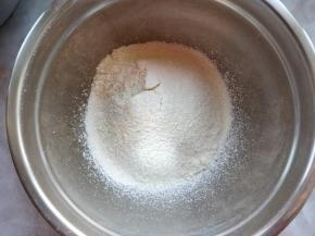 将杏仁粉与糖粉混合，过筛备用。