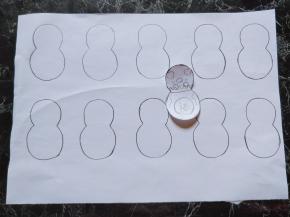 在纸上画出一个福袋小猪的图案，剪下后当作模板，如图画好。