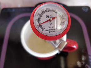 将细砂糖和水放入小杯或小锅中，煮糖浆。