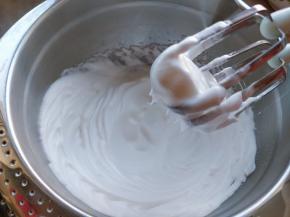 在糖浆加热到100度左右时，把10克糖粉加入蛋白中打发。糖浆煮到118度时，蛋白刚好打发到硬性发泡状态。