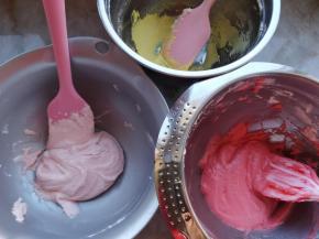 将面糊分成三份，两份较多的面糊分别加入红色和粉色色素调匀，少的一份加黄色调匀。
