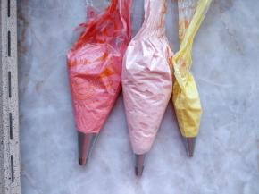 把三种颜色的面糊分别装入圆孔裱花袋中。