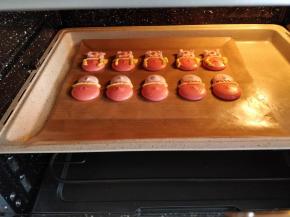 放入预热好的烤箱中层，上下火160度烤12分钟左右。要根据不同烤箱的实际炉温，马卡龙的大小等酌情调整时间。