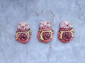 把正面的小猪图案都这样画好，背面的那一片不用画，放在一边晾到凝固。
