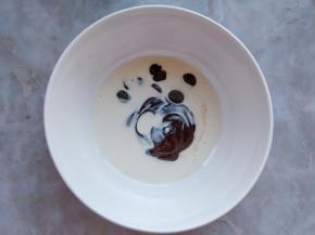 接下来制作夹馅：把黑巧克力用微波炉小火融化后，加入淡奶油和黄油搅匀成膏状。