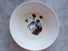 接下来制作夹馅：把黑巧克力用微波炉小火融化后，加入淡奶油和黄油搅匀成膏状。