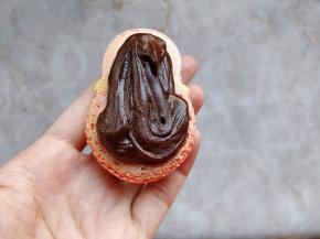 把夹馅挤在一片马卡龙上。