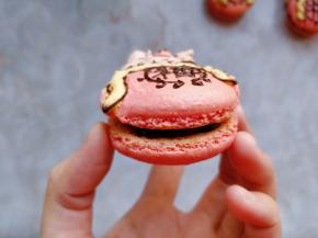 将正面的一片盖在上面即可。夹馅也可以根据个人喜好，调整不同的口味。