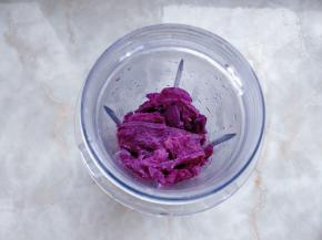 将紫薯去皮，放入料理机中，加50毫升水，打成泥。