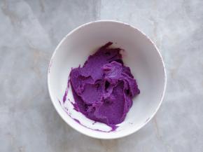 把紫薯泥过筛，称出100克备用。同时预热烤箱，上火160度，下火170度，10分钟。