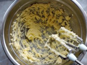 将软化的黄油和糖粉、盐拌匀，用打蛋器打发到颜色发白的顺滑状态。