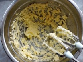 将软化的黄油和糖粉、盐拌匀，用打蛋器打发到颜色发白的顺滑状态。