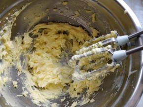 倒入牛奶，打发到完全融合。