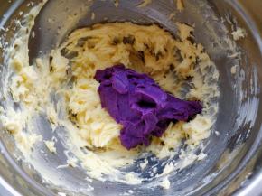 加入紫薯泥拌匀。