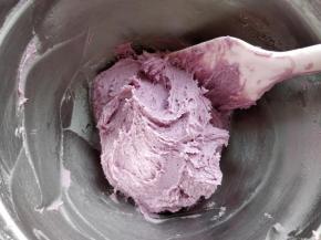 筛入低筋粉拌匀。