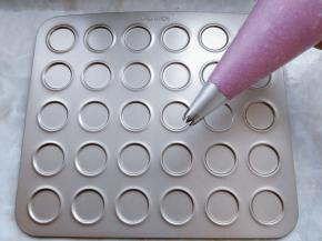 将曲奇面糊装入剪口裱花袋中，使用中号8齿花嘴。