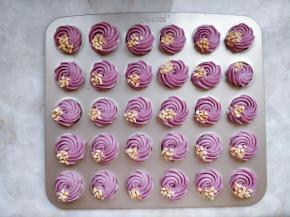 在学厨WK9249不粘曲奇盘中挤出曲奇，在接口处放几粒花生碎，稍按压一下。