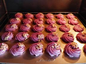 将烤盘放入预热好的烤箱中层，上火160度，下火170度，开热风，烤25分钟左右。具体时间和温度要根据不同烤箱实际炉温，酌情调整。