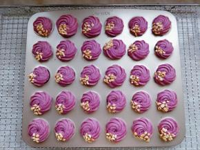 烤好的曲奇从烤箱中取出，放在晾网上晾凉即可。刚出炉时稍软，放凉后会变脆。