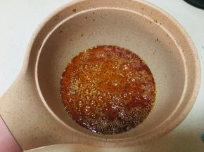 1、太妃糖酱：糖与水放入奶锅中加热至糖变成琥珀色