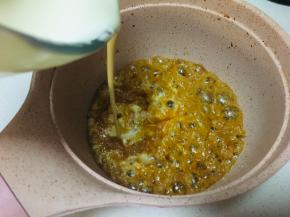 倒入温热的淡奶油，搅拌均匀