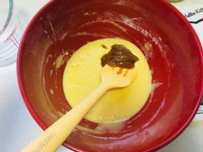 加入太妃酱，搅拌均匀