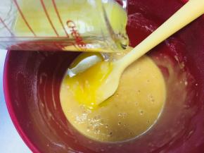 黄油融化成液体，倒入到面糊中