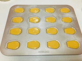 冷藏后的面糊取出稍微回温后，挤入学厨玛德琳模具中（模具深浅有区别，注意挤入的面糊量不要太多）
