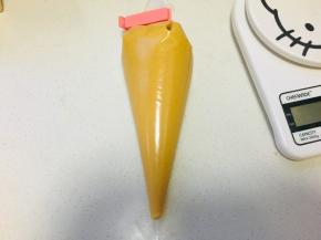 8、将面糊装入裱花袋中密封冷藏一小时以上