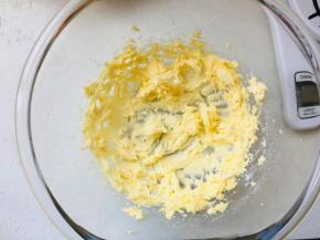 黄油室温软化，加入糖粉打发