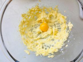 分次加入蛋黄，充分的与黄油搅打到一起