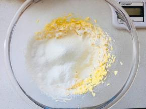 低粉与泡打粉提前混合，筛入到黄油中，搅拌成团