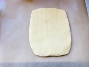 转移到油纸上，将面团擀成长方形（与模具大小一致）