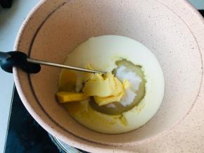 制作淋面：淡奶油，糖，水饴，蜂蜜，黄油放入到奶锅中加热至115度，离火加入杏仁片，将杏仁片搅拌均匀