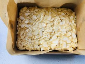 蛋糕烘烤好后，将杏仁片平铺在蛋糕表面抹平