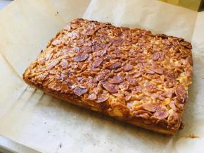 出炉立刻脱模，至于晾网上摊凉后切块