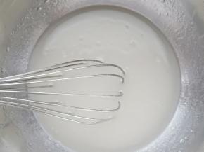 清水与玉米油搅拌至乳化。