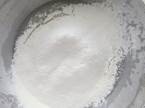 筛入低筋面粉和玉米淀粉Z字形搅拌均匀。