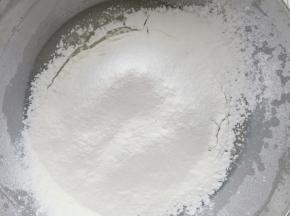 筛入低筋面粉和玉米淀粉Z字形搅拌均匀。