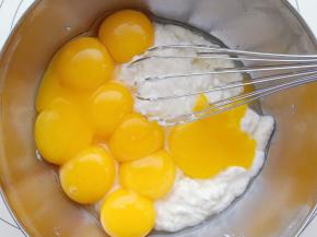 加入蛋黄Z字形搅拌均匀。