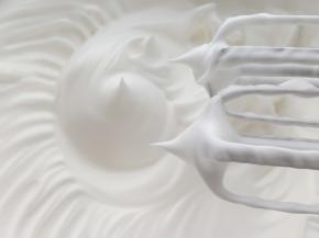 蛋白分三次加入细砂糖打发至尖角。