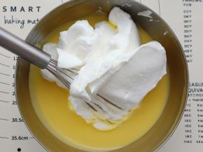 取三分之一的蛋白糊与蛋黄糊翻拌均匀。