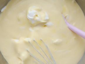 再与剩下的三分之二蛋白糊翻拌均匀。倒入10寸戚风模具里，震几下模具。